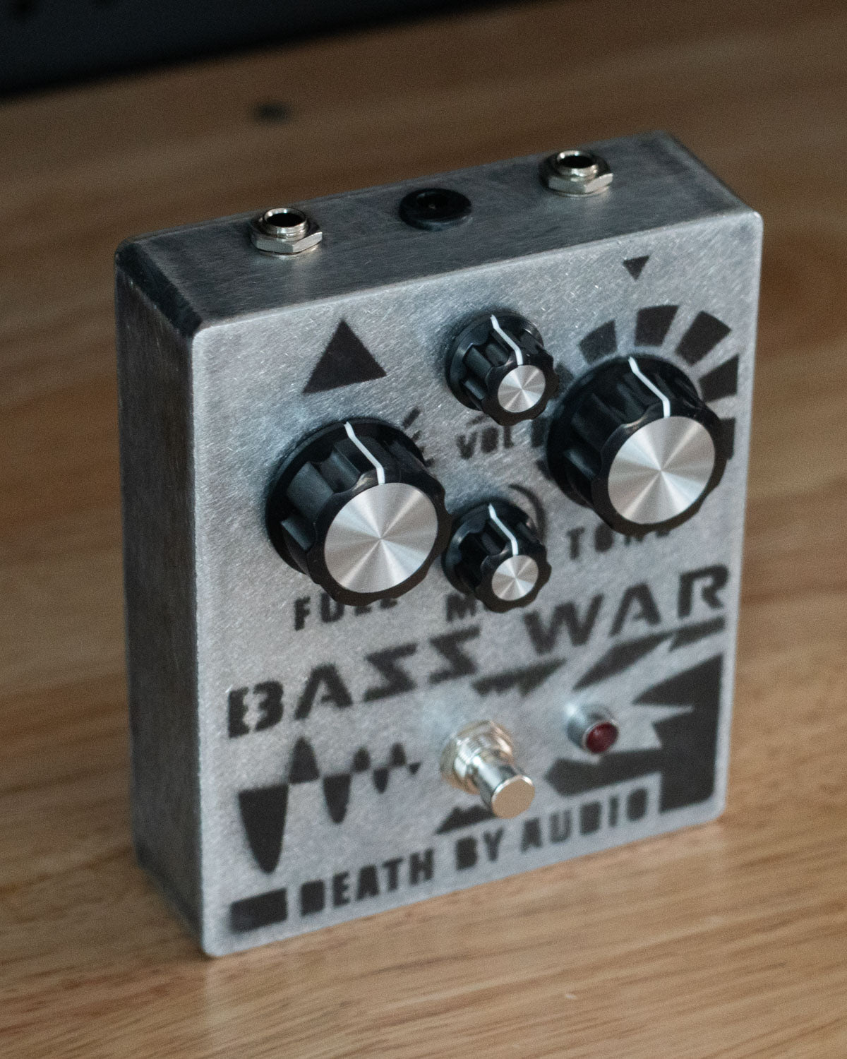 DEATH BY AUDIO BASS WAR – FRET12