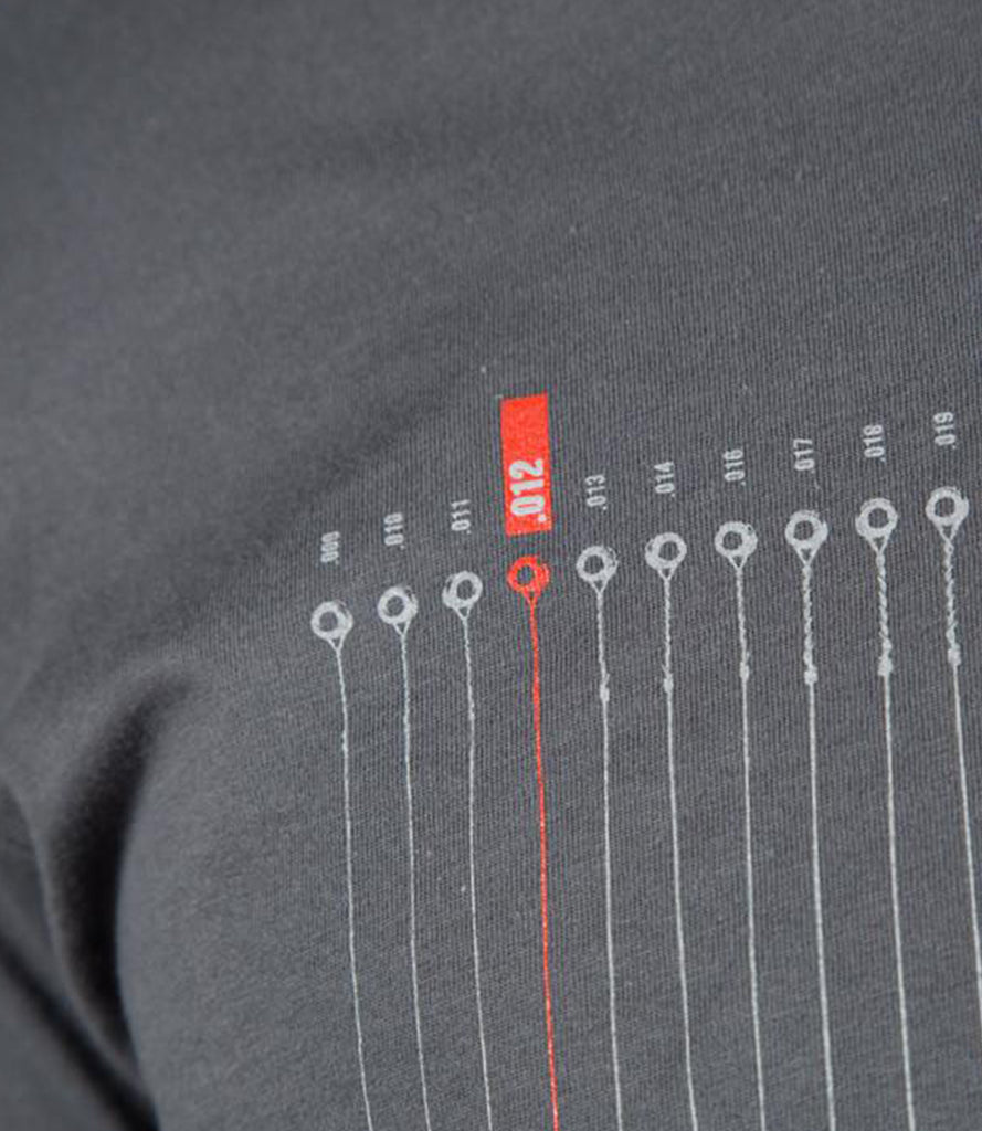 STRING SCALE TEE – GRAY